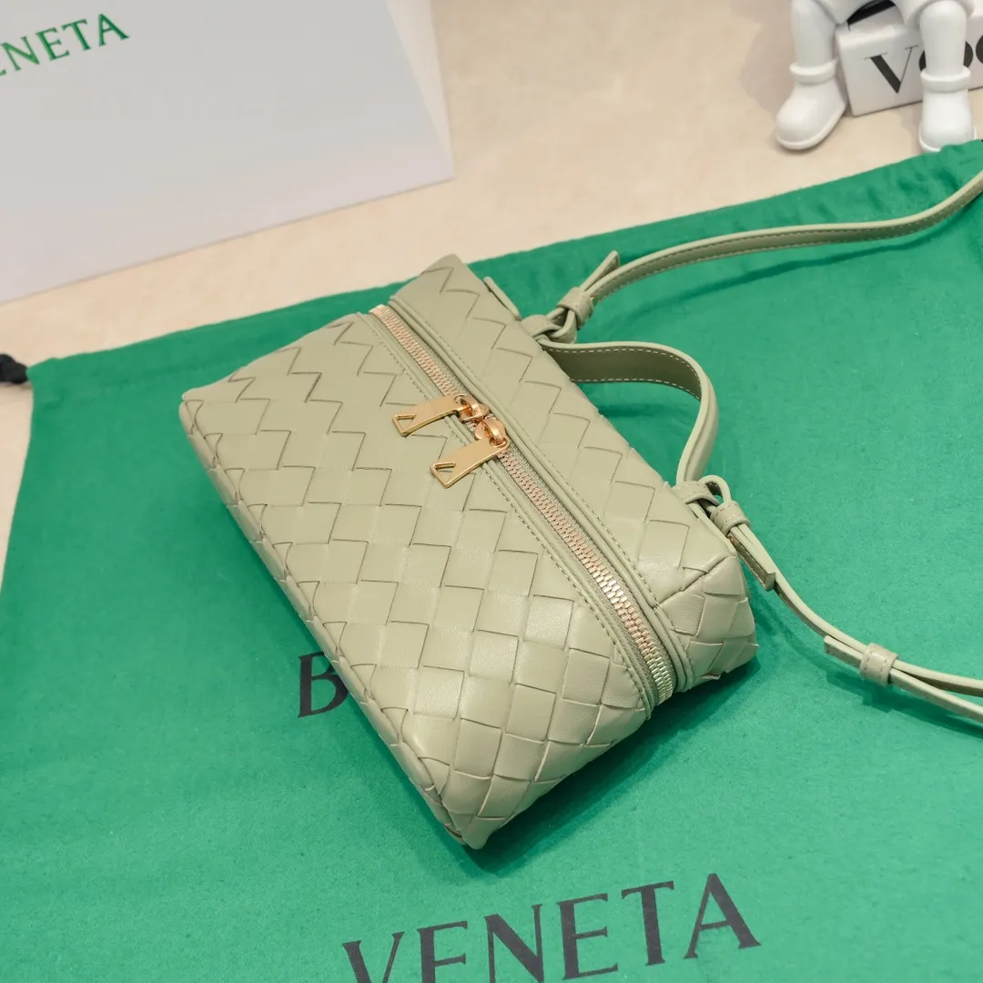 Batch 1360 Bottega Veneta 24 spring and summer woven zipper crossbody bag. A crossbody bag that can be used as a cosmetic bag. The exquisite weaving and compact body are an indispensable accessory for the upcoming summer. The double zipper also better protects the bag. It has a large capacity. If you like it, don’t miss it. Style number: 9109 Size: 22*12.5*5cm